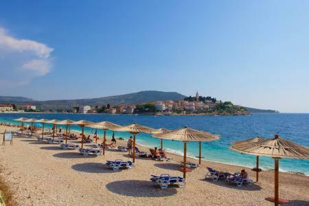 Charming Seaside Apartment Примоштен Экстерьер фото