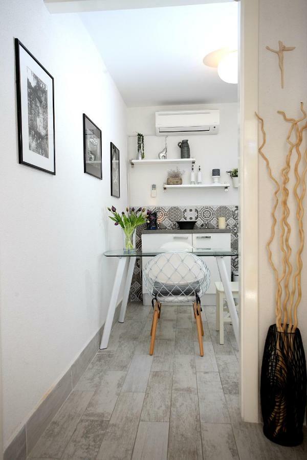 Charming Seaside Apartment Примоштен Экстерьер фото